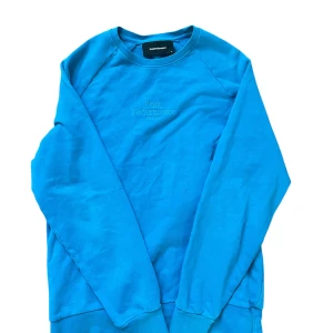 Blå tröja från Peak Performance - 💎En snygg blå tröja från Peak Performance. Tröjan har en broderad logga på bröstet och är tillverkad i ett mjukt material.                                📬Skickas inom 24 timmar!