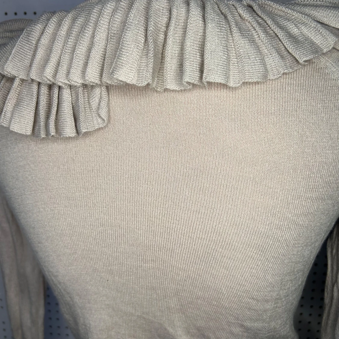 Beige kofta med volangdetaljer - 2