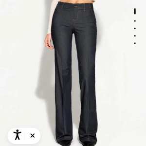 Mörkblå bootcut jeans - Snygga mörkblå bootcut jeans, aldrig använda dem passade tyvärr inte mig i längden! Finns i både storlek 34 & 36! Hann ej skicka tillbaka därav säljer jag! 36 är fortfrande ej upp packad 34 är endast testad! 
