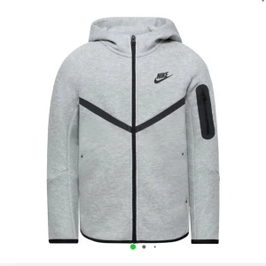 Nike tech dress - säljer min gråa Nike tech tracksuit i storlek S, både byxorna och tröjan, bra skick och inte använda så många gånger, skriv för fler bilder💞 Pris kan diskuteras
