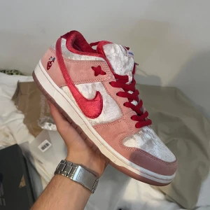 Strange love SB dunks 44 - Nike Strange love SB dunks storlek 44. Använd några gånger. 