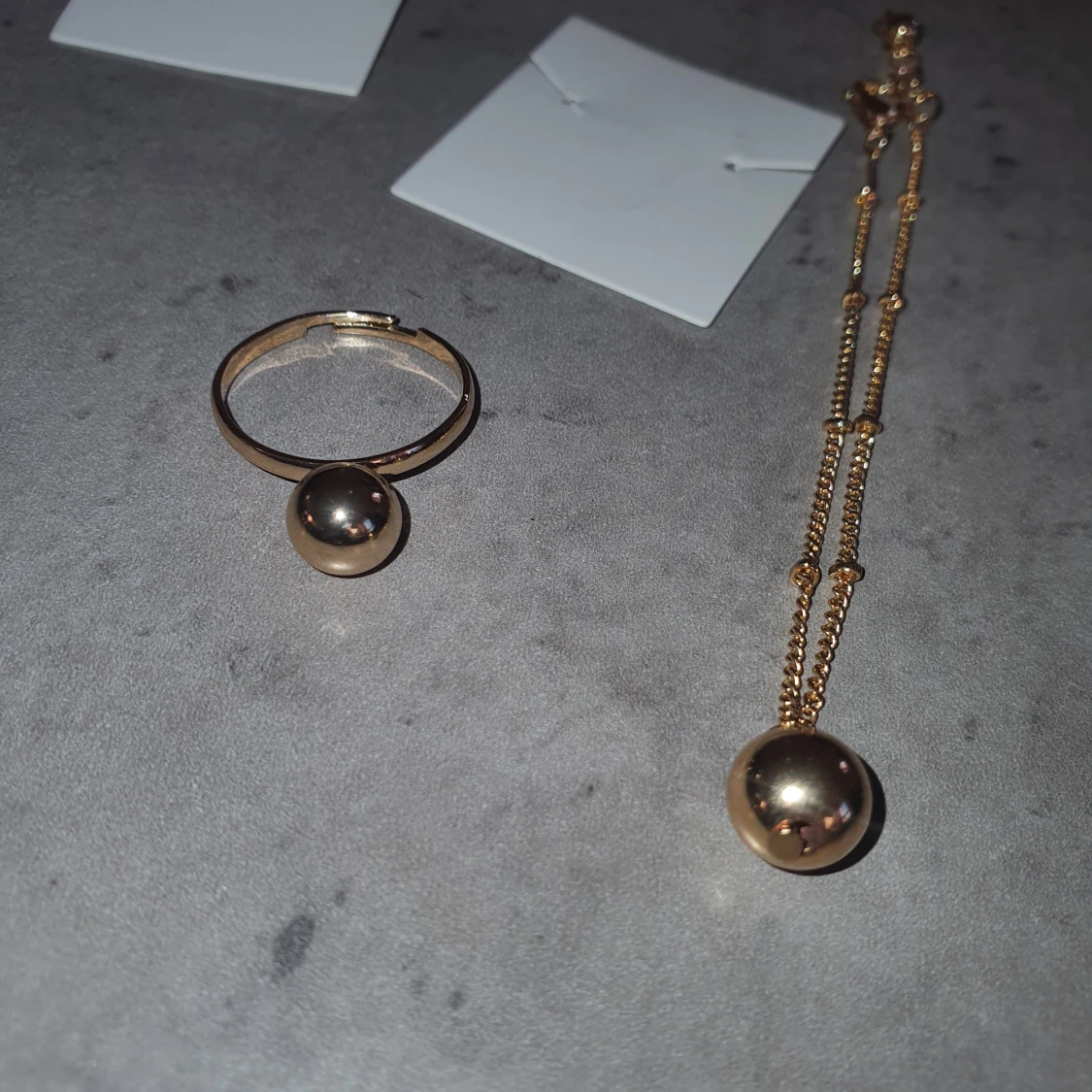 Smyckeset med ring och halsband - 2