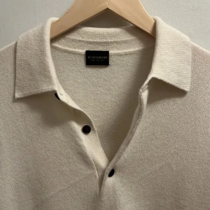 Rose & Born kashmirtröja - Säljer exklusiv och skön polotröja från Rose & Born. Materialet är baby Kashmir. Nypris 5,500kr. 