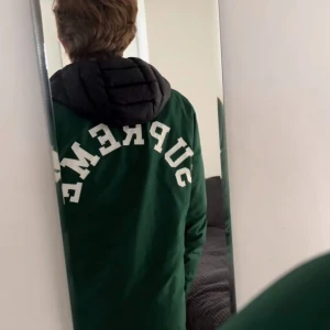 Supreme x Champion coaches jacket  - Extremt fet supreme x champion coaches jacka som är väldigt sällsynt speciellt i den här färgen. Storlek M samt helt perfekt passform. En jacka som kommer få dig att stå ut från mängden och aldrig ha en tråkig outfit igen. 
