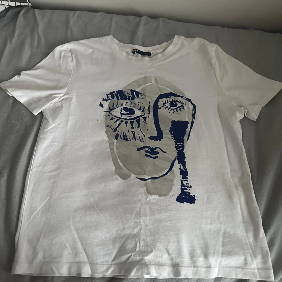 Vit t-shirt med konstnärligt tryck från Zara