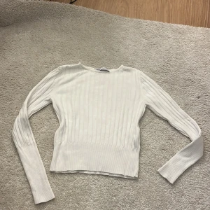 Vit ribbad tröja från Zara - Vit ribbad tröja från Zara. Tröjan har långa ärmar och en rund halsringning. Den passar mer som xs, s och m.