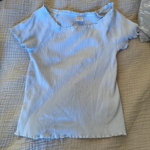 Ribbad topp  - Ljusblå ribbad topp, inga defekter.