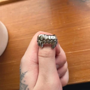 vintage ring i rostfritt stål med huggtandsdesign - Unik ring i silverfärg formad som huggtänder, gjord i rostfritt stål. Storlek S/M vilket motsvarar  57mm. Helt ny endast provad 