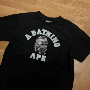 Bape t shirt - Tja! Säljer nu denna feta Bape t shirten på grund av att den ej kommer till användning! - Skick: 8/10 Inga defekter - Storlek S - Tveka ej på att skriva vid eventuella frågor!! Mvh Lucas