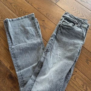 Low waist  bootcut jeans  - Snygga grå låg midjade bootcut jeans från Gina Tricot young. Längd 170. 