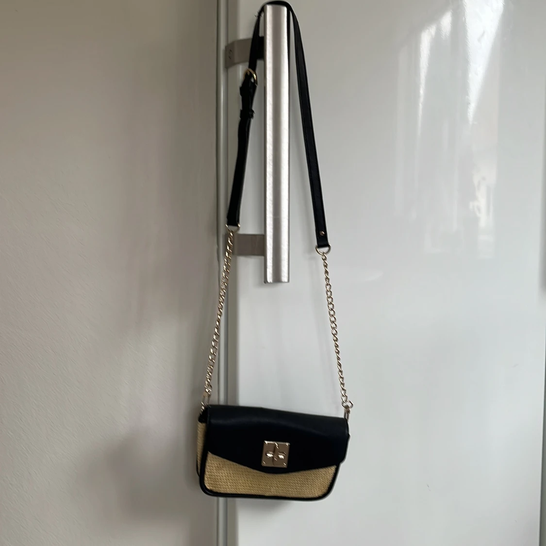 DKNY Svart och beige axelväska med kedja - 1