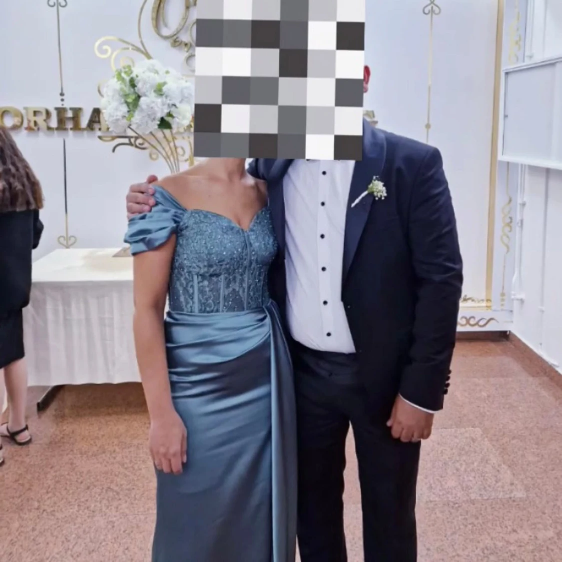 Blå långklänning med pärlor