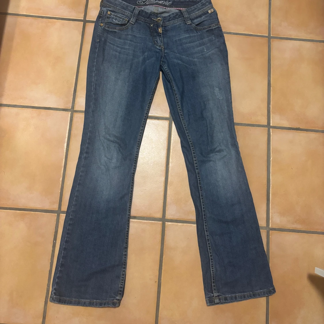 Blå jeans med tryck på bakfickan - 2