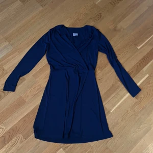 Marinblå klänning - Marinblå klänning i storlek S❣️