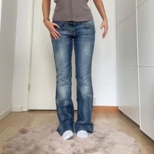 Lågmidjade jeans - Superfina lågmidjade jeans från märket Tommy Hilfiger!  Midjemått (rakt över): 39cm  Innerbenslängd: 81cm Jag är 161cm lång💓