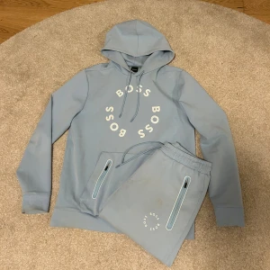 Boss dress - Säljer en skön Hugo Boss dress som inte längre kommer till användning. Perfekt nu inför våren. Bra skick inga skador. Storlek M. Priset kan sänkas vid snabb affär. Skriv för intresse!