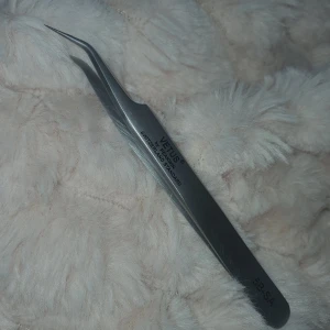 Pincett - Säljer en Vetus pincett i rostfritt stål med böjd spets, perfekt för precisionsarbete. Den är silverfärgad och har en ergonomisk design för bekväm användning. Perfekt för fransförlängning!