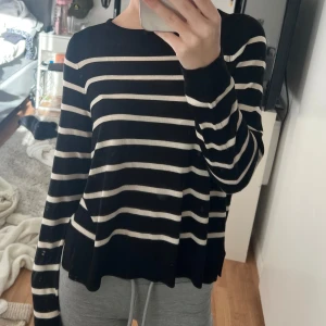 Svart och vit randig tröja - Säljer en svart och vit randig tröja från vero Moda! Den är ganska tunn men super skön, den är i storlek Xs och jag säljer den för 150! Pris kan diskuteras vid snabb affär!😊