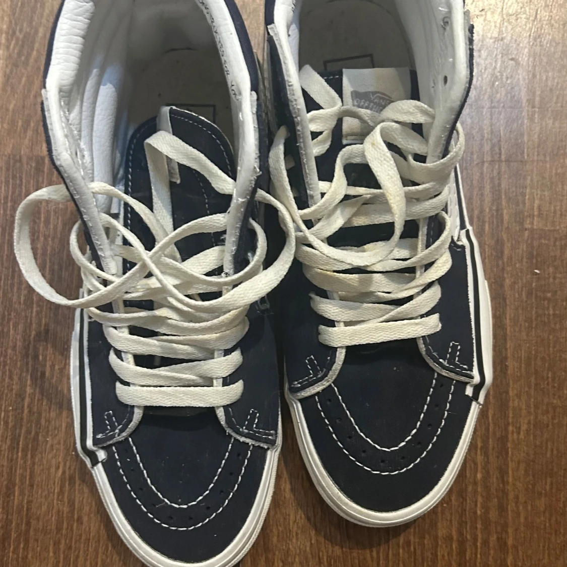 Marinblå vans med vit snörning - 2