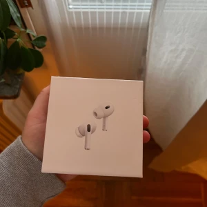 Air pro 2 - Dom är i väldigt fint skick och relativt oanvända, alla tillbehör följer såklart med, inga skador eller repor och rena