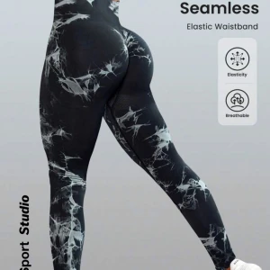 Svarta sömlösa leggings med mönster - Snygga svarta leggings med ett unikt mönster i vitt. De är sömlösa och har en elastisk midja för extra komfort. Perfekta för träning med bra andningsförmåga och elasticitet.