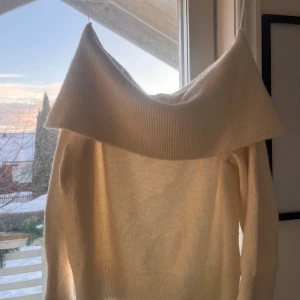 Vit stickad off shoulder tröja från H&M - Säljer en mysig vit stickad off shoulder tröja från H&M.  Den är i fint skick och i storlek M. Skriv för fler bilder eller frågor 