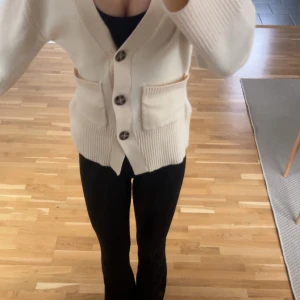 Beige kofta med knappar - Säljer nu min super fina beige kofta  Kofta från Gina som aldrig är andvänd, super fin som formar sig efter kroppen, pris går o diskutera och bara höra av dig vid frågor☺️