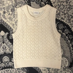 Vit stickad väst från Monki - Säljer en  vit stickad väst från Monki. Västen har ett fint mönster och ribbade kanter vid ärmarna och nederkant. Perfekt för lager-på-lager-stil! 