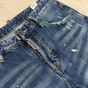 Dsquared2 Jeans - Snygga blå jeans från Dsquared2 med patchar. Knappt använda, där av superbra skick! Gillar man inte patcharna kan man säkert sprätta bort dom👍🏼 Säljs pga dem har blivit för små!  Pris kan diskuteras! Köparen står för frakten 🫡