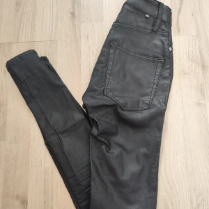 Svarta skinny jeans i storlek XS - Snygga svarta skinny jeans med hög midja och klassisk femficksdesign. Perfekta för en stilren look. Tillverkade i ett stretchigt material för extra komfort.