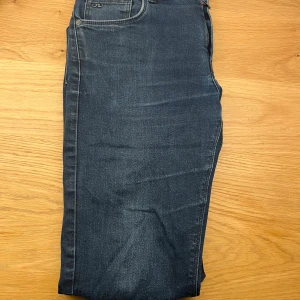 J.Lindberg jeans - Säljer ett par mörkblå jeans från J.Lindberg  slim fit. Knappt använda  skick 8/10.                      Nypris 1400kr . 
