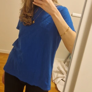 Blå t-shirt - Tröjan är i fint skick då den bara använts fåtal gånger. Storleken är M 💙💗