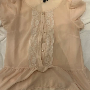 Topp  - Tyvärr tappat två knappar annars super fin och bra skick