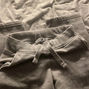 Russemerch - Byxorna har en avslappnad passform och är perfekta för en bekväm dag hemma.Dem håller dig varmt dom är lite noprig men annars är dom bra skriv om mer frågor eller bilder💕