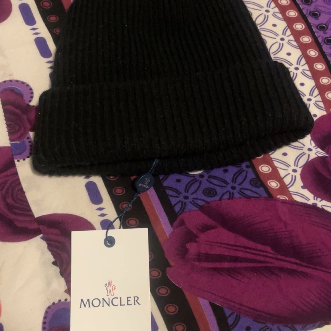 Svart ribbad mössa från Moncler - 1