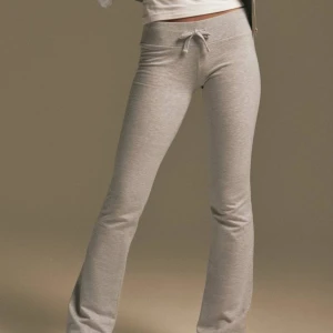 Grå mjukisbyxor - Säljer dessa supermysiga mjukisbyxor från Nelly, använda max 3 gånger så som nya! För långa för mig som är 163cm 🩷Nypris 279kr