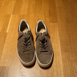 Bruna mocka vagabond sneakers  - Säljer ett par snygga bruna sneakers i mocka.  Använda max 5 gånger. Säljer då dom inte passar. Dom är i riktigt bra skick bara ett litet märke på sulan på bild 3. Säljer dom för riktigt bra pris. Ny pris: ca 1300. Mitt pris 399