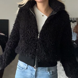 Svart teddyjacka - Mysig svart teddyjacka med dragkedja framtill. Perfekt för kyliga dagar då den är väldigt varm 💕 bilderna är mina!