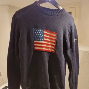 Mörkblå stickad tröja från Gant - Säljer en snygg mörkblå stickad tröja från Gant. Helt oanvänd (nypris 800)