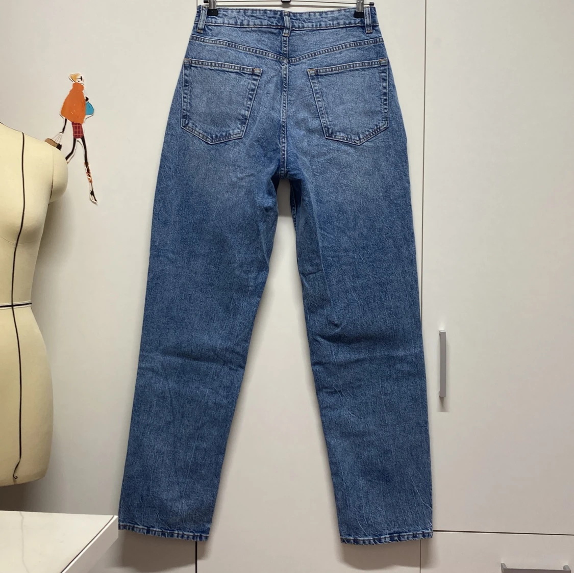 Blå jeans med slitningar - 92