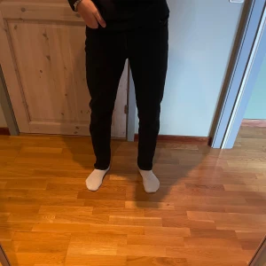 Svarta jeans från Jack and Jones  - Säljer ett oar svata jeans från Jack and Jones. Storlek W28 L32. Nypris 500kr. Säljer de för att dem är för små för mig. Inga skador eller defekter. Tveka inte på att höra av er om ni undrar något 