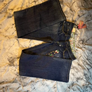Blà lowrise bootcut jeans  - Postar inom 24h 💗 Har ingen bild på tyvärr! Säljer ett par snygga blå lowrise bootcut jeans i nytt skick . Storlek: S/36 Midjemätt: 72 cm  Innerbenslangd: 81 cm
