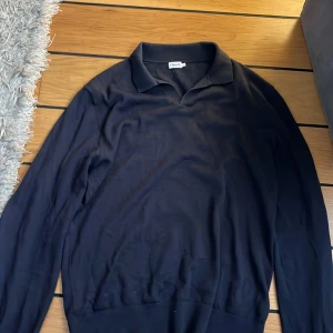 Långärmad tröja mörkblå - Snygg marinblå tröja från Filippa K. Väldigt billig och i väldigt bra skick utan några defekter. Kontakta mig om du vill ha fler bilder eller vill ställa någon fråga 😀