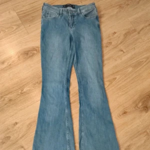 Ljusblå bootcut jeans - Ljusblå lågmidjade bootcut jeans från hollister, fina men tyvärr för små. Stl 25/33, innebenslängden är 83 och midjemåttet är 34. Skriv vid frågor!💕