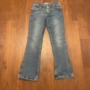 Blå bootcut jeans från Zara - Säljer ett par snygga blå jeans från Zara i storlek 164. De har en bootcut-stil och är i bra skick. Perfekta för både vardag och fest! 🕺