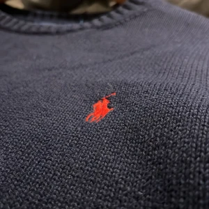 Ralph lauren crewneck  - Säljer nu denna feta stickade tröjan från RL, skick  9/10, finns inga egentliga tecken på användning. nypris: 2200, mitt pris: 945. Kvitto kanske kan gå hitta. Skriv vid fler frågor✌️