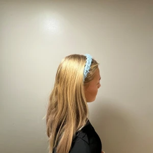Ljus blått diadem med flätad design - Säljer ett supergulligt blått diadem med en flätad design. Perfekt för att piffa upp vilken outfit som helst! Diademet är bekvämt att bära och passar de flesta huvudstorlekar. Perfekt accessoar för både vardag och fest! 💙