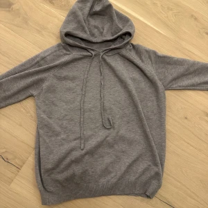 Grå kashmirhoodie - Säljer en stilren grå kashmirhoodie som är helt ny. Säljer den då den var för liten för mig. Skick 10/10. Nypris: 899. Mitt pris: 549. Storlek S/XS