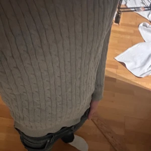 Grå kabelstickad tröja - Säljer nu denna goa tröjan. Skicket är så gott som nytt, 9/10. Storlek S/M. Nypris: 600. Mitt pris: 349