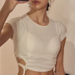 Vit ribbad croppad topp - Säljer en superfin vit ribbad topp som är i storlek XXS. 